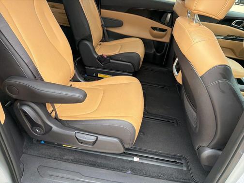 Ceramic Silver 2024 Kia Carnival EX