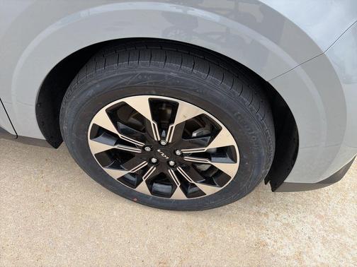 Ceramic Silver 2024 Kia Carnival EX