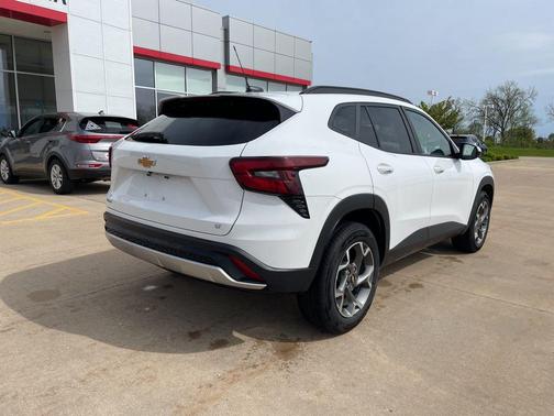 Summit White 2025 Chevrolet Trax LT