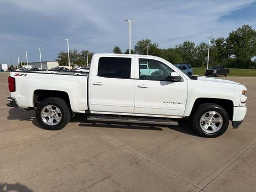 Summit White 2018 Chevrolet Silverado 1500 2LT