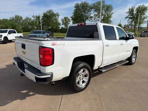 Summit White 2018 Chevrolet Silverado 1500 2LT