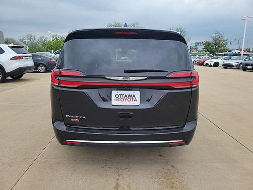 Diamond Black Crystal Pearlcoat 2024 Chrysler Pacifica Touring L