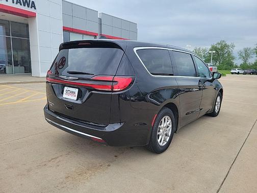 Diamond Black Crystal Pearlcoat 2024 Chrysler Pacifica Touring L