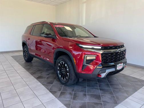 Radiant Red Tintcoat 2025 Chevrolet Traverse AWD Z71