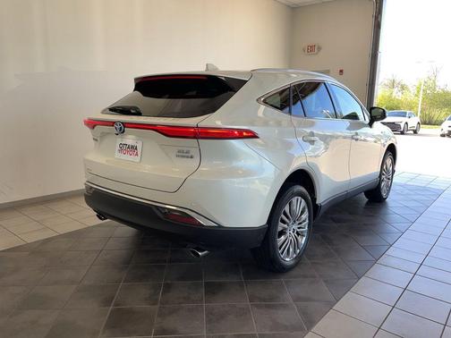 Blizzard Pearl 2021 Toyota Venza XLE
