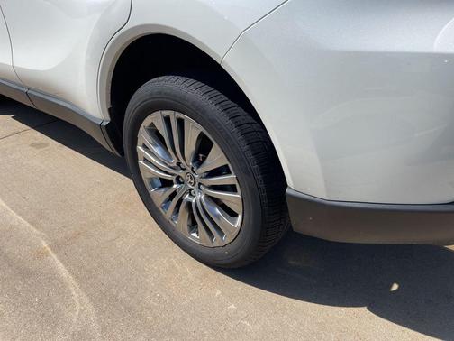 Blizzard Pearl 2021 Toyota Venza XLE