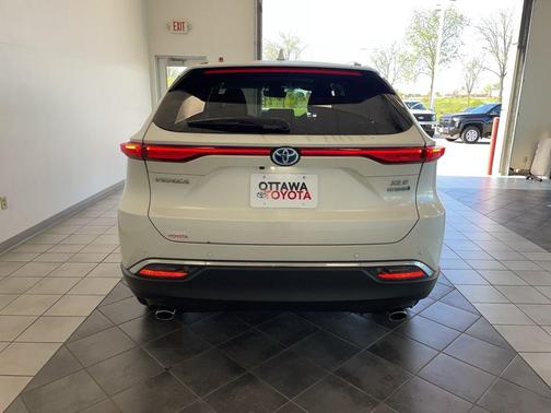 Blizzard Pearl 2021 Toyota Venza XLE