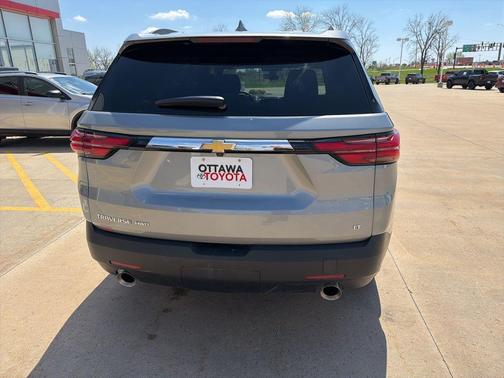 Sterling Gray Metallic 2023 Chevrolet Traverse LT Cloth