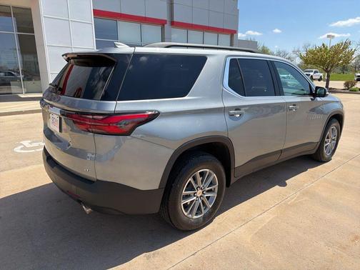 Sterling Gray Metallic 2023 Chevrolet Traverse LT Cloth