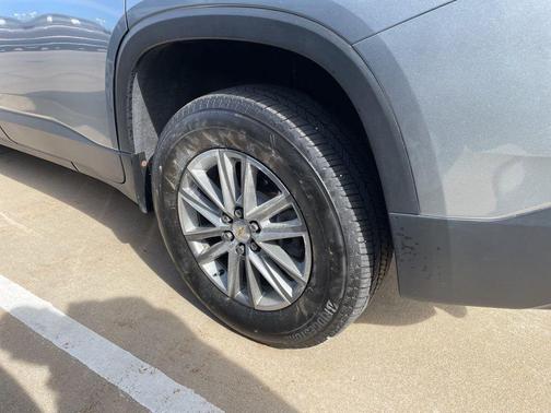 Sterling Gray Metallic 2023 Chevrolet Traverse LT Cloth