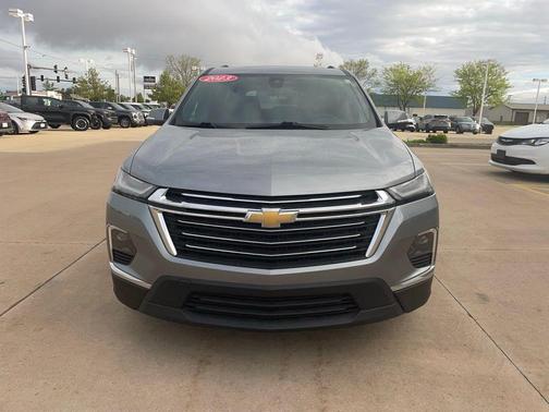 Sterling Gray Metallic 2023 Chevrolet Traverse LT Cloth