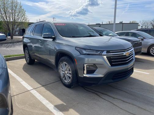 Sterling Gray Metallic 2023 Chevrolet Traverse LT Cloth