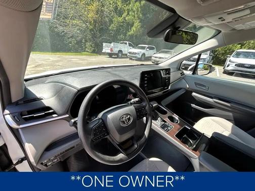 2024 Toyota Sienna LE