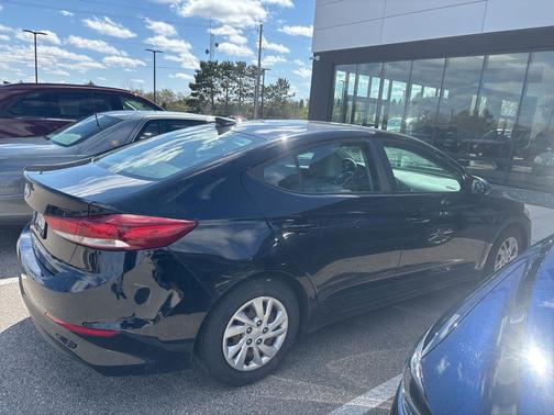 Black Noir Pearl 2017 Hyundai ELANTRA SE
