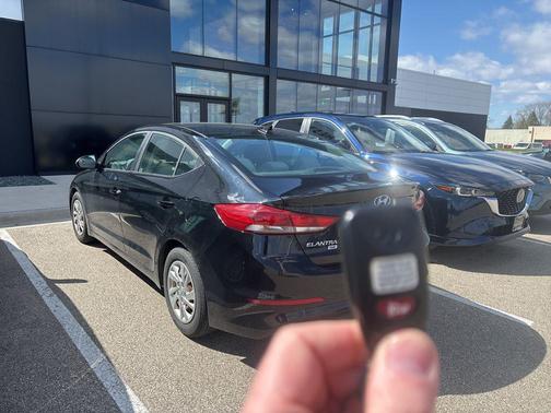 Black Noir Pearl 2017 Hyundai ELANTRA SE
