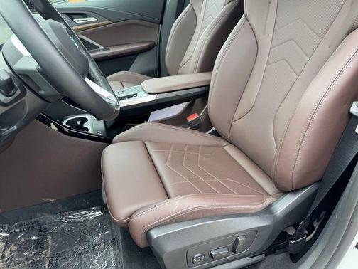 Mineral White Metallic 2025 BMW X1 xDrive28i