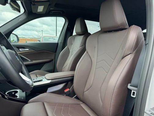 Mineral White Metallic 2025 BMW X1 xDrive28i