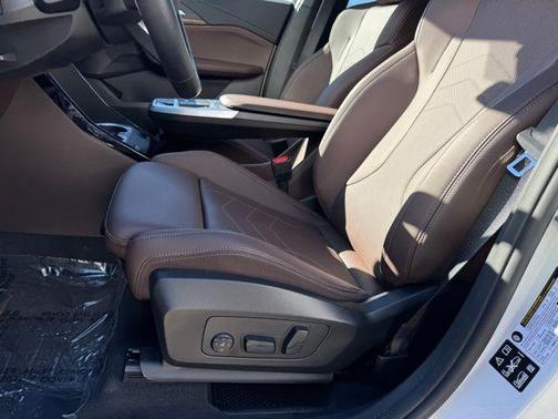 Mineral White Metallic 2025 BMW X1 xDrive28i