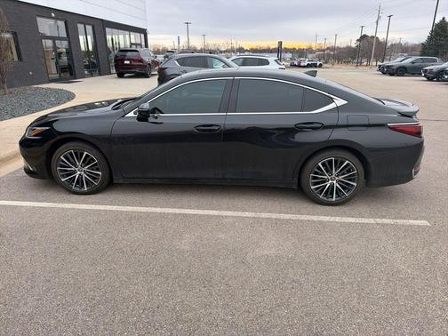 2025 Lexus ES 300h Base