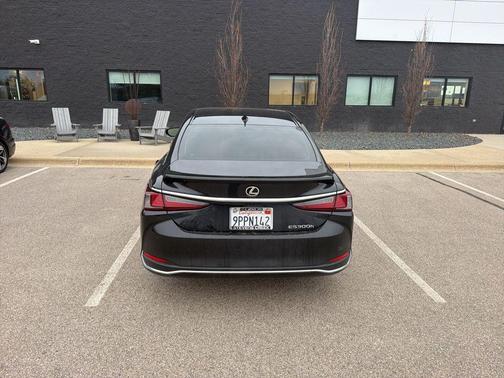 2025 Lexus ES 300h Base