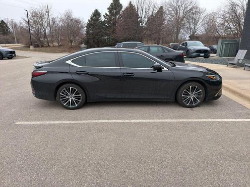 2025 Lexus ES 300h Base