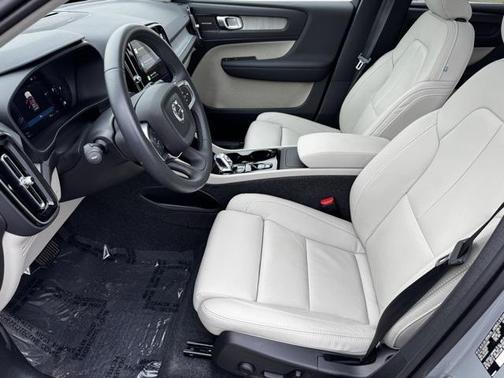 2024 Volvo XC40 B5 Ultimate Bright Theme