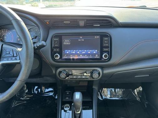 2022 Nissan Kicks SR