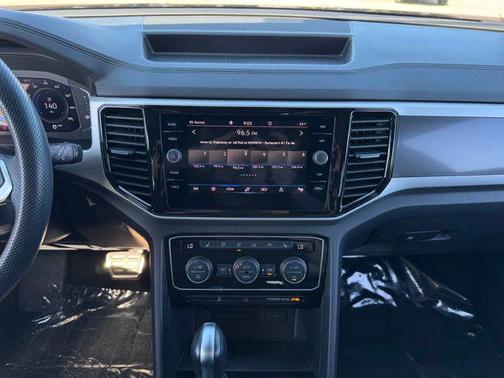 Deep Black Pearl 2022 Volkswagen Atlas Cross Sport 2.0T SEL