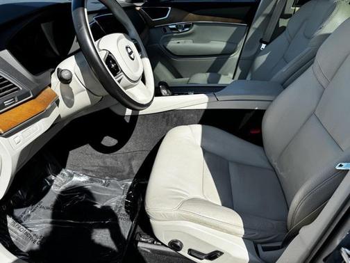 2021 Volvo XC90 Recharge Plug-In Hybrid T8 Inscription Expression 7 Passenger