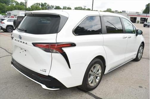 2021 Toyota Sienna XSE 7 Passenger