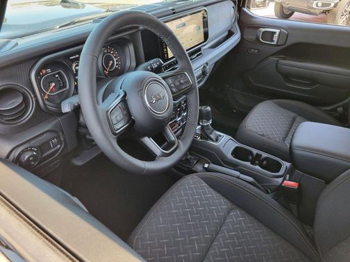 Black Clearcoat 2026 Jeep Gladiator Mojave