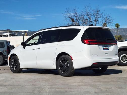 2026 Chrysler Pacifica Select