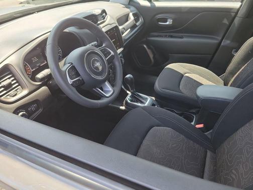 Sting Gray Clearcoat 2023 Jeep Renegade Latitude