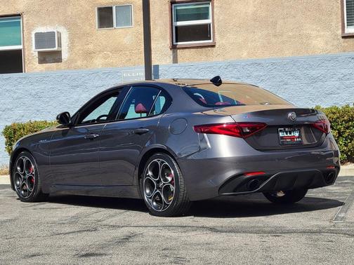 Vesuvio Gray Metallic 2023 Alfa Romeo Giulia Veloce