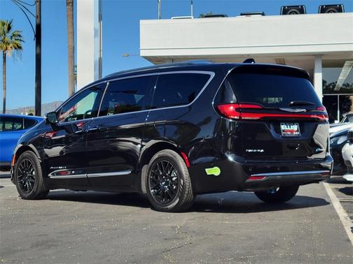 2023 Chrysler Pacifica Hybrid Pinnacle