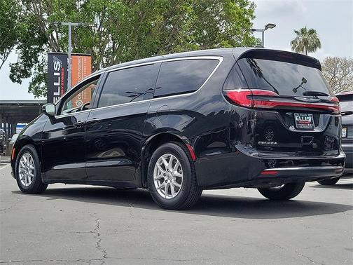 2023 Chrysler Pacifica Touring-L