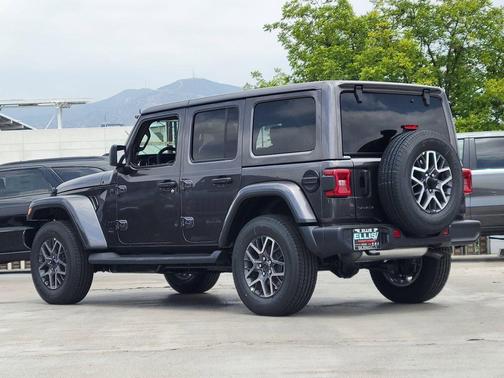 Granite Crystal Clearcoat Metallic 2026 Jeep Wrangler Sahara