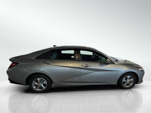 2022 Hyundai ELANTRA SE