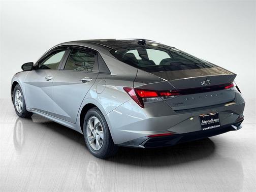 2022 Hyundai ELANTRA SE