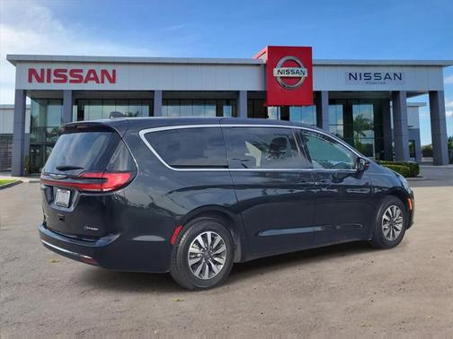 2022 Chrysler Pacifica Hybrid Touring L