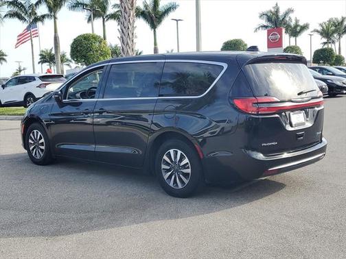 2022 Chrysler Pacifica Hybrid Touring L