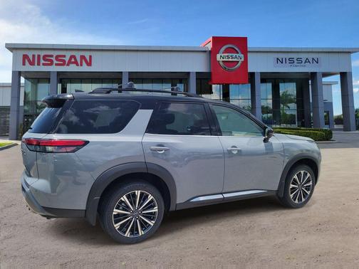 Boulder Gray Pearl/Super Black 2026 Nissan Pathfinder Platinum