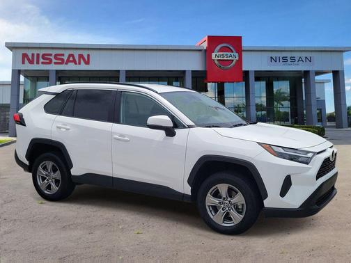 Ice Cap 2024 Toyota RAV4 XLE
