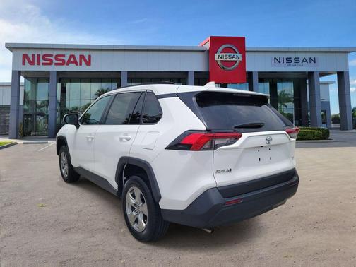 Ice Cap 2024 Toyota RAV4 XLE