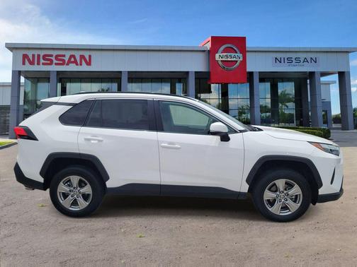 Ice Cap 2024 Toyota RAV4 XLE