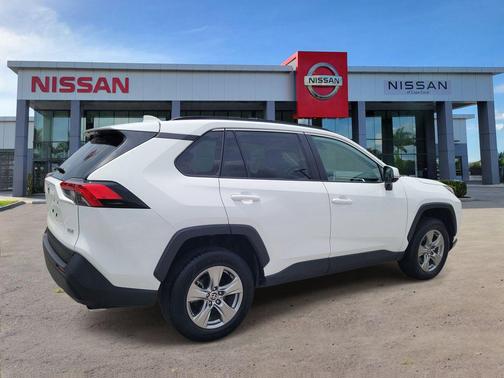 Ice Cap 2024 Toyota RAV4 XLE