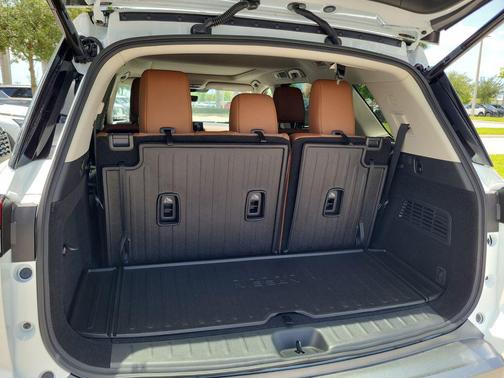 Everest White Pearl Tricoat 2026 Nissan Pathfinder Platinum