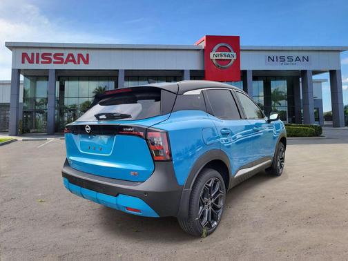 Arctic Ice Blue Metallic/Super Black 2026 Nissan Kicks SR