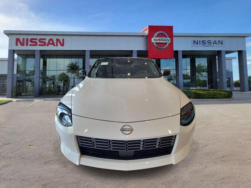 Pearl White Tricoat/Super Black 2026 Nissan Z Sport