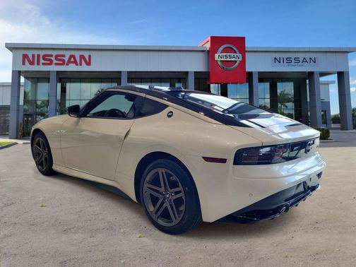 Pearl White Tricoat/Super Black 2026 Nissan Z Sport